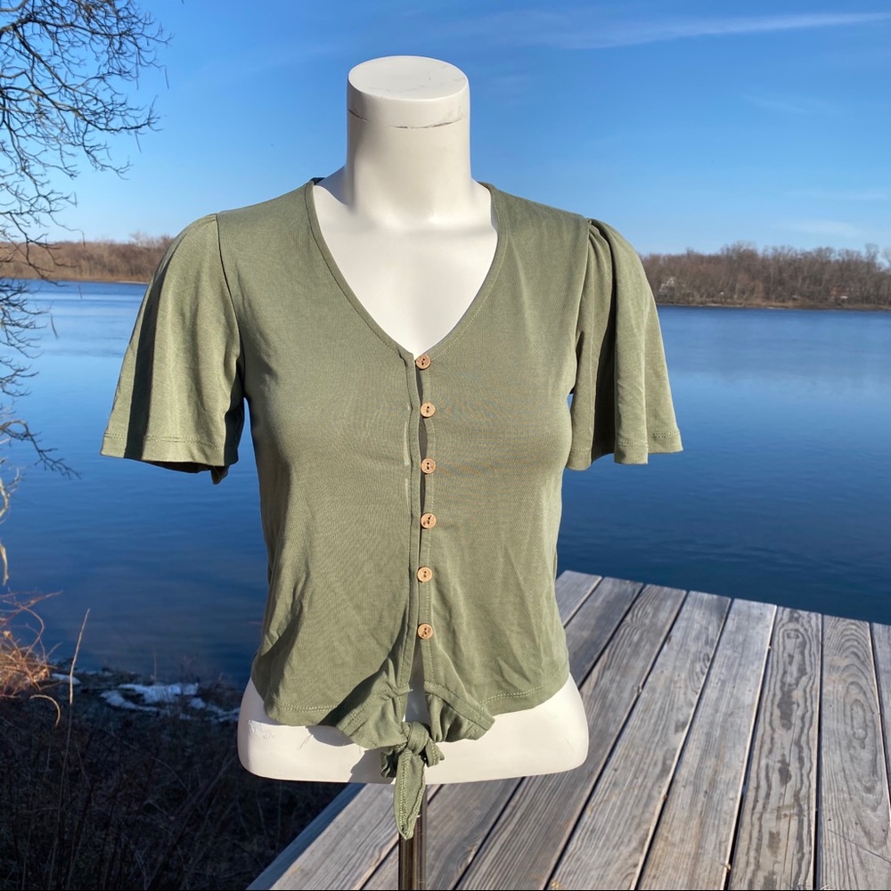🌺5/$25 Francesca’s green button short sleeve top